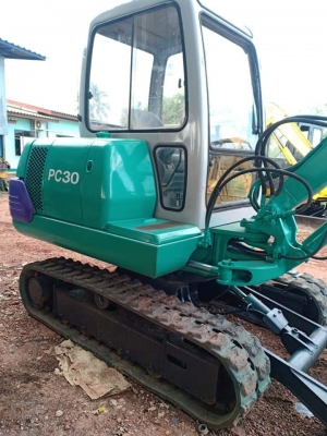 ขาย KOMATSU PC30-7. เก่านอกแท้  สภาพสวย มีลายแย๊ก เครื่องปั๊มแห้ง  ใช้ โทร 089-3818694 จ๊อย