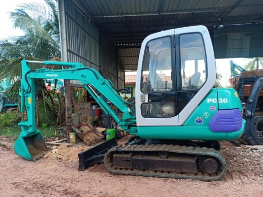 ขาย KOMATSU PC30-7. เก่านอกแท้  สภาพสวย มีลายแย๊ก เครื่องปั๊มแห้ง  ใช้ โทร 089-3818694 จ๊อย
