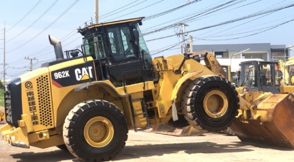 ขายรถตักล้อยาง CAT 962K ปี 2015 นำเข้าเองจากญี่ปุ่น สภาพสวยพร้อมใช้งาน มีVDOการทำงานครับ