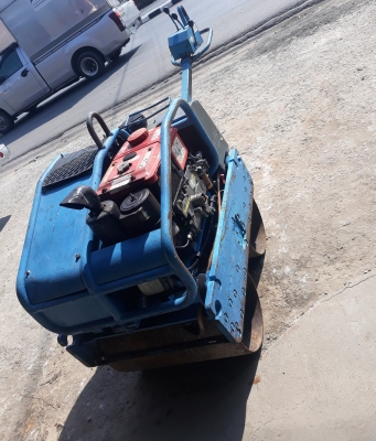 รถบดดินแบบเดินตามยี่ห้อBOMAGรุ่น BW 61 YS-2เครื่องยนต์ยันมาร์ สตาร์ทได้2ระบบ แบบมือหมุนและสตาร์ทด้วยกุญแจ มาจากญี่ปุ่น สภาพสวย พร้อมใช้ครับ