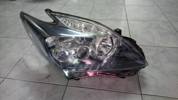 ขายไฟหน้า Toyota Prius ด้านขวา