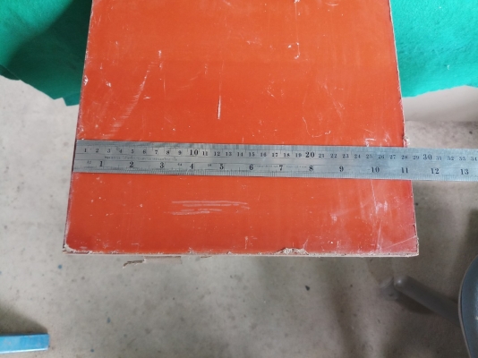 เบกาไลท์สีส้มผิวมัน ขนาด 28x123 ซม.หนา 15 มิล มีพลาสติกเคลือบผิว ลอกออกเมื่อใช้งาน ไม่มีรูเจาะ แผ่นเรียบสวย ราคาแผ่นละ 720 บาท+130 ค่าส่ง มี 2 แผ่นค่ะ แบ่งครึ่งแผ่นได้นะคะ