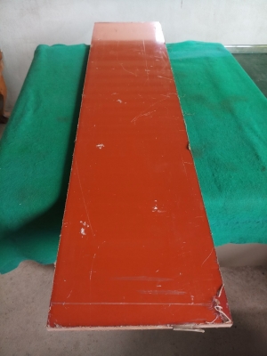 เบกาไลท์สีส้มผิวมัน ขนาด 28x123 ซม.หนา 15 มิล มีพลาสติกเคลือบผิว ลอกออกเมื่อใช้งาน ไม่มีรูเจาะ แผ่นเรียบสวย ราคาแผ่นละ 720 บาท+130 ค่าส่ง มี 2 แผ่นค่ะ แบ่งครึ่งแผ่นได้นะคะ