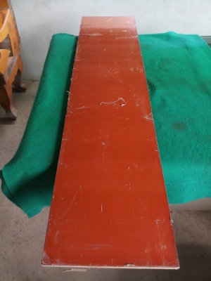 เบกาไลท์สีส้มผิวมัน ขนาด 28x123 ซม.หนา 15 มิล มีพลาสติกเคลือบผิว ลอกออกเมื่อใช้งาน ไม่มีรูเจาะ แผ่นเรียบสวย ราคาแผ่นละ 720 บาท+130 ค่าส่ง มี 2 แผ่นค่ะ แบ่งครึ่งแผ่นได้นะคะ