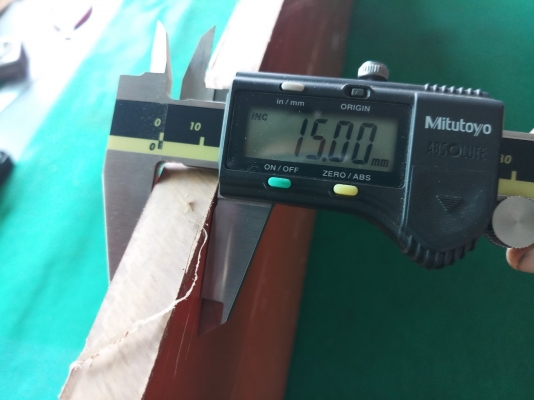 เบกาไลท์สีส้มผิวมัน ขนาด 28x123 ซม.หนา 15 มิล มีพลาสติกเคลือบผิว ลอกออกเมื่อใช้งาน ไม่มีรูเจาะ แผ่นเรียบสวย ราคาแผ่นละ 720 บาท+130 ค่าส่ง มี 2 แผ่นค่ะ แบ่งครึ่งแผ่นได้นะคะ