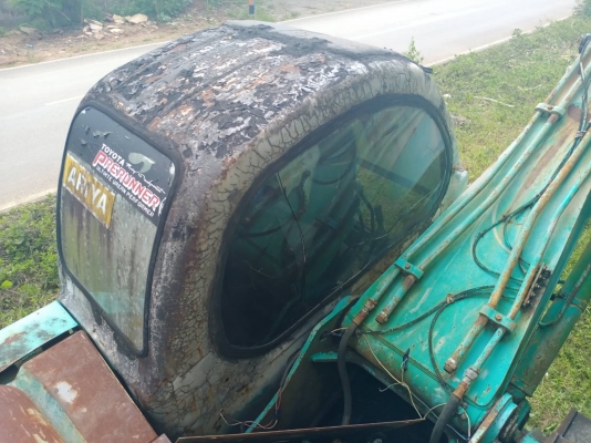 ขายKOBELCO SK200-V ธรรมดา มีเครื่อง มีปั้ม แพคอลโทรล โซ่พร้อมแผ่น1ข้าง ตัวเดินเสีย1ข้างราคา 250,000