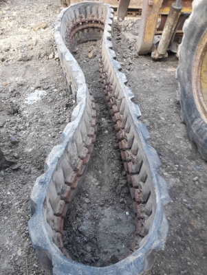 ขายแทรคยางสำหรับใส่กับรถขุดPC60-75 ขนาด450&times;74(ข้อ)&times;8.1
