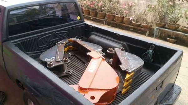 รับสั่งทำ บุ้งกี่ตักดิน บุ้งกี่วางท่อ บุ้งกี่ตักผัก บุ้งกี่ขุดร่อง ทั้งปากแคบ ปากกว้าง  รถเล็กรถใหญ่ รับทำทุกรุ่นคับ  รับประกันความแข็งแรง