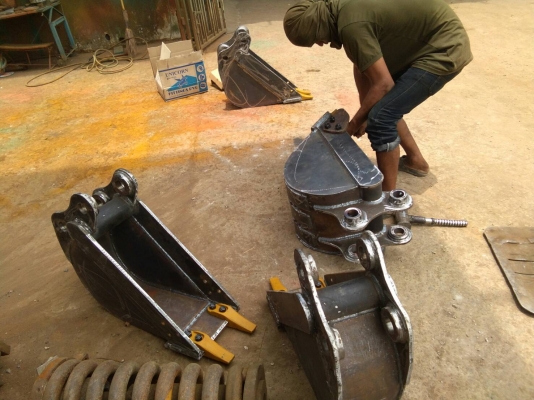 รับสั่งทำ บุ้งกี่ตักดิน บุ้งกี่วางท่อ บุ้งกี่ตักผัก บุ้งกี่ขุดร่อง ทั้งปากแคบ ปากกว้าง  รถเล็กรถใหญ่ รับทำทุกรุ่นคับ  รับประกันความแข็งแรง