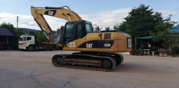 ขาย 1,380, 000  CATTERPILAR 320 D  13,xxx ชม.เครื่องดี ปั้มแรง  เอวแน่น โซ่ใหม่ แอร์หนาว  ไฟฟ้าครบ เอกสารแจ้งจำหน่าย รถสวยพร้อมใช้ รถอยู่ เลย 090-772-3710 090-772-3708