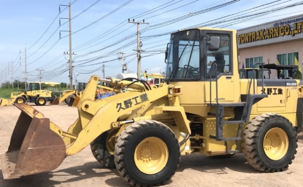ขายรถตักล้อยาง KOMATSU WA200-3 รถนอกนำเข้าจากญี่ปุ่น สภาพสวยพร้อมใช้ มีVDOการทำงานครับ