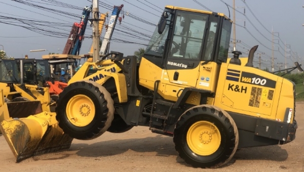 ขายรถตักล้อยาง KOMATSU WA100-7 ปี 2014 นำเข้าเองจากญี่ปุ่น สภาพสวยพร้อมใช้งาน มีVDOการทำงานครับ ขายรถตักล้อยาง KOMATSU WA100-7 ปี 2014 นำเข้าเองจากญี่ปุ่น สภาพสวยพร้อมใช้งาน มีVDOการทำงานครับ