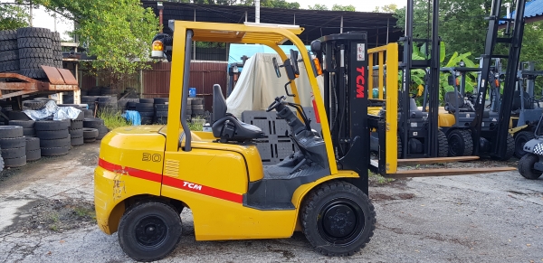 ขายรถยกโฟล์คลิฟท์ TCM ขนาด 3 ตัน เสา 3 ท่อน เข้าตู้ สูง 4.35  เมตร ติดตั้งอุปกรณ์พิเศษไซด์ชิฟ รถญี่ปุ่น