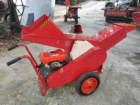 เครื่องสับกิ่งไม้  พร้อมใช้งาน