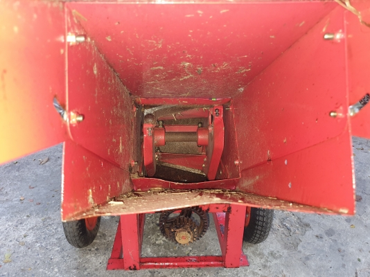 เครื่องสับกิ่งไม้  พร้อมใช้งาน