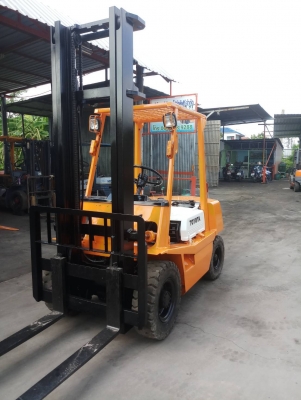 ขาย โฟรคลิฟท์ โตโยต้า รุ่น 4   เครื่อง  ดีเซล หนัก  2.5  ตัน เสา  4 เมตร เกียธรรมดา