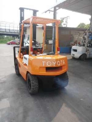 ขาย โฟรคลิฟท์ โตโยต้า รุ่น 4   เครื่อง  ดีเซล หนัก  2.5  ตัน เสา  4 เมตร เกียธรรมดา