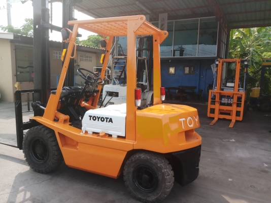 ขาย โฟรคลิฟท์ โตโยต้า รุ่น 4   เครื่อง  ดีเซล หนัก  2.5  ตัน เสา  4 เมตร เกียธรรมดา