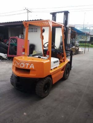 ขาย โฟรคลิฟท์ โตโยต้า รุ่น 4   เครื่อง  ดีเซล หนัก  2.5  ตัน เสา  4 เมตร เกียธรรมดา