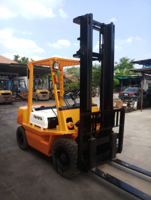 ขาย โฟรคลิฟท์ โตโยต้า รุ่น 4   เครื่อง  ดีเซล หนัก  2.5  ตัน เสา  4 เมตร เกียธรรมดา