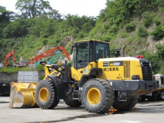 ขาย รถตัก KOMATSU WA320-7 ปี2015 นำเข้าจากญี่ปุ่น ระบบดี สีเดิมทั้งคัน ขายถูก โทร.090-986-2521 อ๊อบ