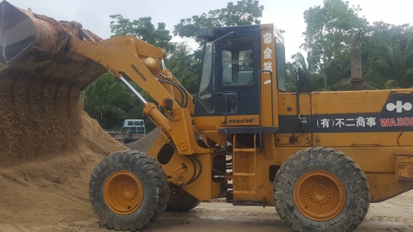 ขายรถตักล้อยาง KOMATSU WA300-1 เอกสารอินวอยราคา 650,000
