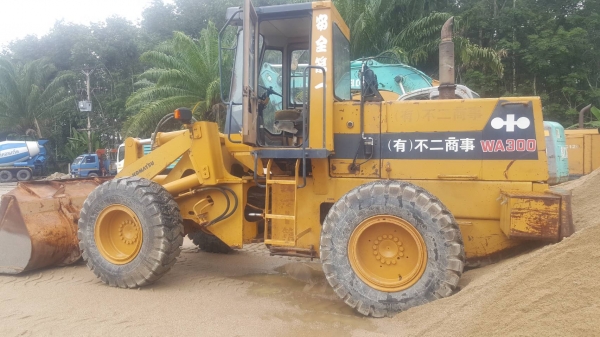 ขายรถตักล้อยาง KOMATSU WA300-1 เอกสารอินวอยราคา 650,000