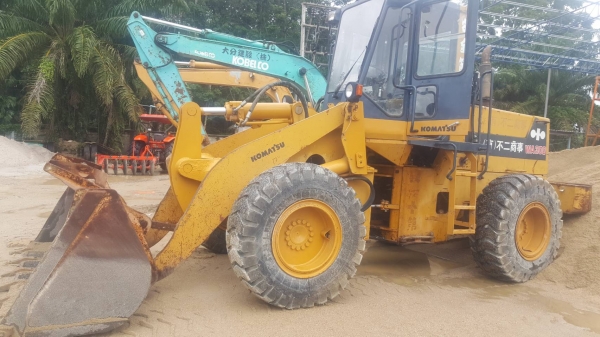 ขายรถตักล้อยาง KOMATSU WA300-1 เอกสารอินวอยราคา 650,000