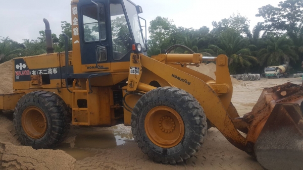 ขายรถตักล้อยาง KOMATSU WA300-1 เอกสารอินวอยราคา 650,000