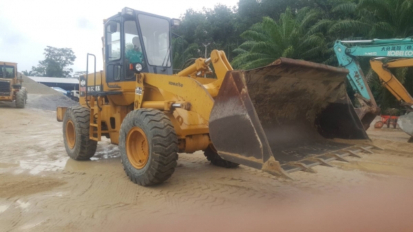 ขายรถตักล้อยาง KOMATSU WA300-1 เอกสารอินวอยราคา 650,000