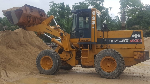 ขายรถตักล้อยาง KOMATSU WA300-1 เอกสารอินวอยราคา 650,000