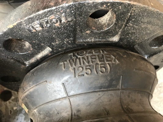 ( เหลือ 1ตัวครับ )ขายข้อต่อยางกันสะบัด Tozen made in Japan ขนาด 5นิ้ว แบบ 2ข้อ **ของใหม่ไม่เคยใช้งาน** มี 4 ตัว ราคาตัวละ 1,800บาท