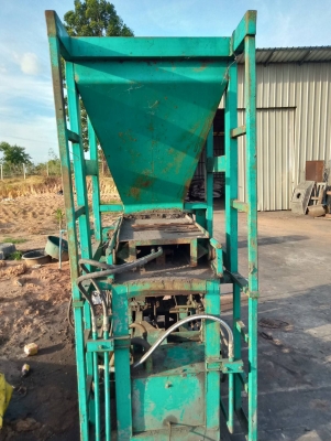 ขายด่วน เครื่องทำอิฐบล็อค ได้ครั้งละ2ก้อน ใช้ระบบไฮโดรริคทำงาน ขาดมอเตอร์อย่างเดียว ขาย 45000 บาท