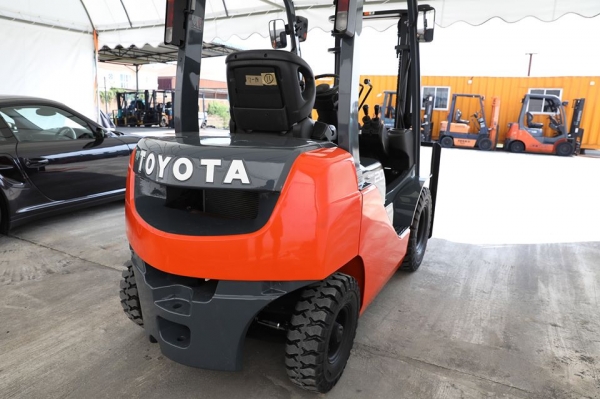 มาใหม่ Toyota 8FG20 ขนาดยก2ตัน เสาสูง3เมตร เครื่องยนต์เบนซิล สวย เดิมจากญี่ปุ่น