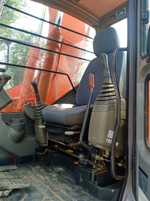 ขายHITACHI ZX135US เก่านอกแท้ แทรคใหญ่ มีลายแย๊ก ใช้งานมา ห้าพันกว่าๆๆ โทร 089-3818694 จ๊อย