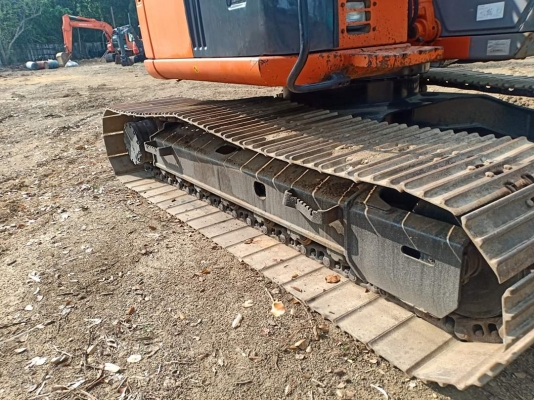 ขายHITACHI ZX135US เก่านอกแท้ แทรคใหญ่ มีลายแย๊ก ใช้งานมา ห้าพันกว่าๆๆ โทร 089-3818694 จ๊อย