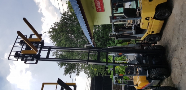 ขายรถยกโฟล์คลิฟท์ TCM ขนาด 3 ตัน เสาสูง 5 เมตร ติดตั้งอุปกรณ์พิเศษงาเท (รถนอก ) ญี่ปุ่น