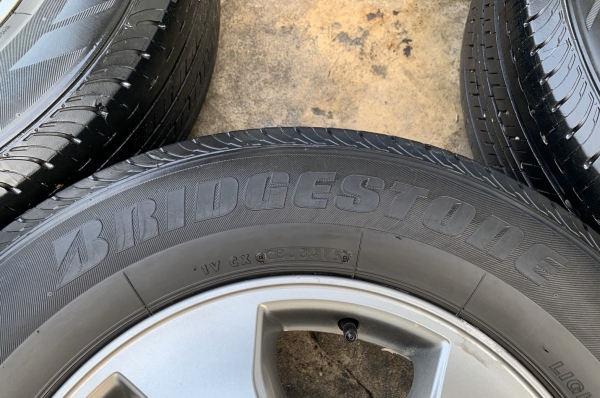 ล้อแม็ก Toyota Vigo Champ สีเทาดำ ขอบ 16 พร้อมยาง 215-70-16 Bridgestone ปลายปี 15