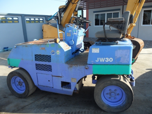 JW30-2 รถบดนอกนำเข้า@135,000.KOMATSUขนาด3ตันหน้ายางหลังยางระบบทำงานดีเป็นรถนอกเพื่งนำเข้ามายังไม่เคยใช้งานในไทยเลยเครื่องดีเซล3สูบมีระบบปล่อยน้ำปล่อยน้ำมันเอกสารอินวอย สนใจโทร081-989-1989