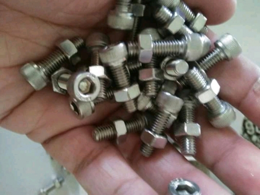 น้อตหัวจมเลสพร้อมตัวเมีย