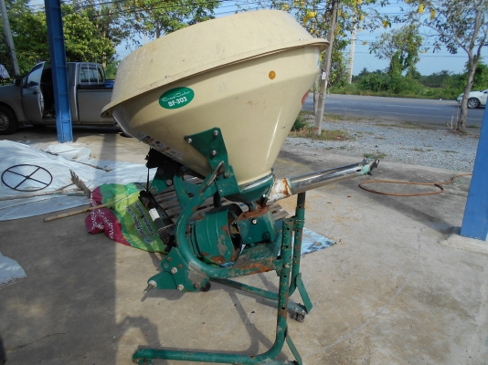 เครื่องพ่นปุ๋ยติดท้ายแทรกเตอร์