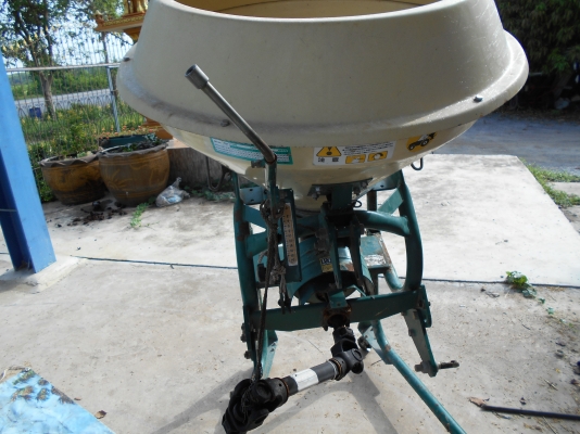 เครื่องพ่นปุ๋ยติดท้ายแทรกเตอร์