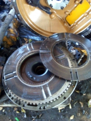 ขายครับ จานกดครัช แผ่นครัช แผ่นเหล็กรถแทรกเตอร์ D-4 D-5 D-6 สภาพตามรูป  ขายไม่แพง