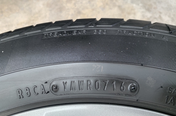 ล้อแม็ก Toyota Vios รุ่น 12 ก้าน ขอบ 15 สีรมดำ พร้อมยาง 185-60-15 Dunlop ปี 16 สภาพดี