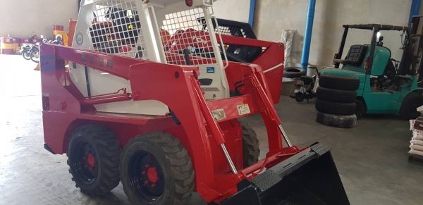รถตักเอนกประสงค์ TCM BOBCAT 605  เครื่องยนต์คูโบต้า 4 สูบ ระบบขับเคลื่อน 4 ล้อ นำเข้าจากญี่ปุ่น อายุการใช้งาน 2,000 ชั่วโมง ปั๊มนิ้วและมี Oil Cooler ระบายความร้อนไฮดรอลิค น้ำหนักรถ 2,205 kg ราคา 295,000บาท รับรองคุณภาพ #kpgแทรคเตอร์ 081-8416818 , 083