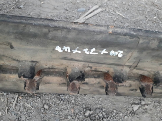 ขายคู่ครับ แทรคยาง เบอร์ 200X72X43 ข้อ สำหรับ รถขุด แบคโฮ รถเกี่ยวข้าว รถบรรทุก เก่าญี่ปุ่น สภาพสวย