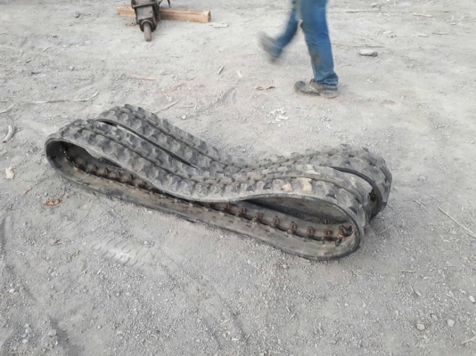 ขายคู่ครับ แทรคยาง เบอร์ 200X72X43 ข้อ สำหรับ รถขุด แบคโฮ รถเกี่ยวข้าว รถบรรทุก เก่าญี่ปุ่น สภาพสวย