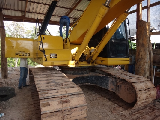 ขายด่วน  รถแบคโฮ  KOMATSU   200 รุ่น 6  สวยเดิมๆ เล่มทะเบียนครบ  พร้อมใช้งาน  แอร์ ไฟฟ้าครบ