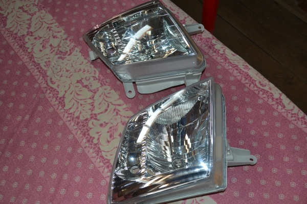 ขายโคมไฟหน้า D-max เป็นของใหม่ติดรถแล้วถอดเปลี่ยนเป็นโคมดำ