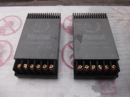 ตัวแยกเสียงยี้ห้อMagnatติดตู้มาจากญี่ปุ่นเทสแล้วใช้งานได้ดีครับ